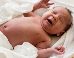 Почему у ребенка трясутся руки и что делать? Причины и лечение тремора у новорожденных